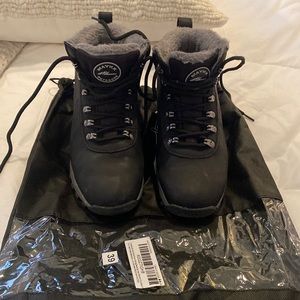 Winter ankle snow hiking boots. Water proof non slip